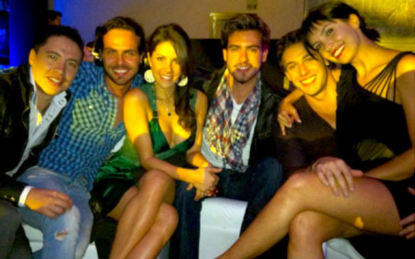 Aquí el grupo de amigos que acompañaba a la pareja de actores.