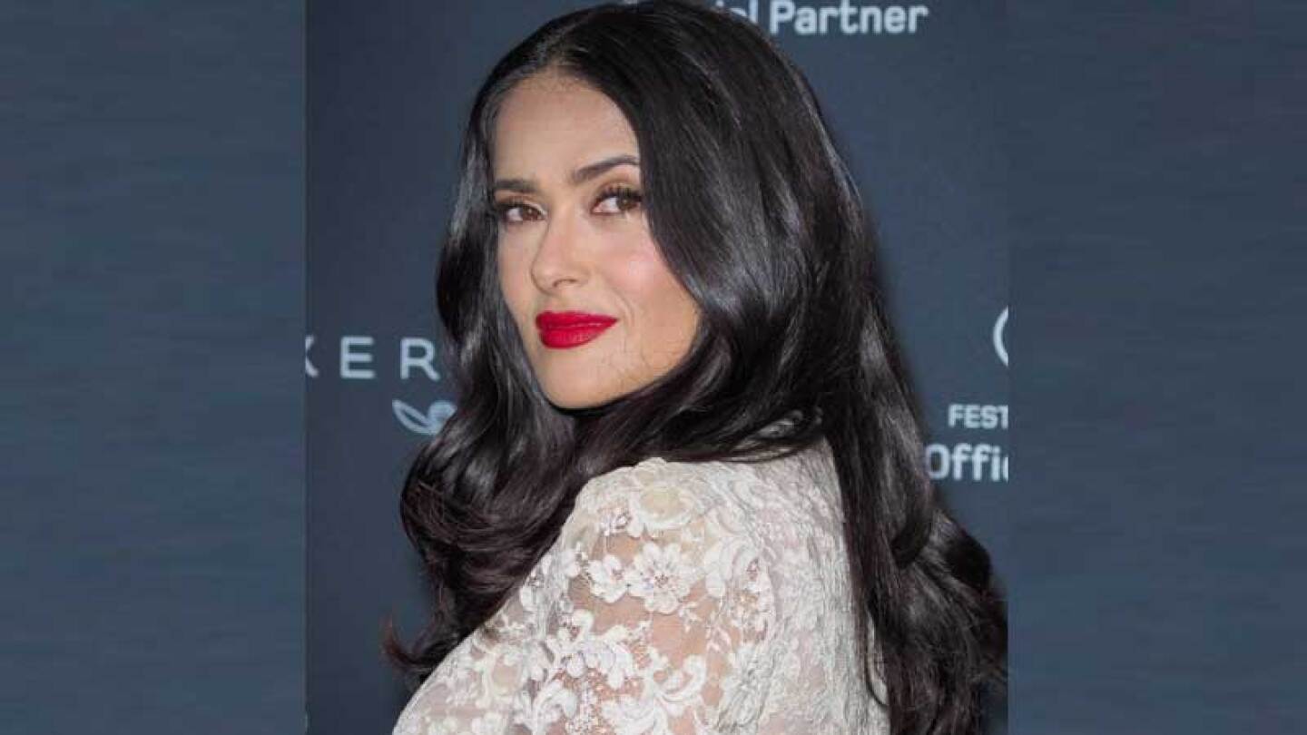 Salma Hayek saca las garras con descarada prenda de leopardo.