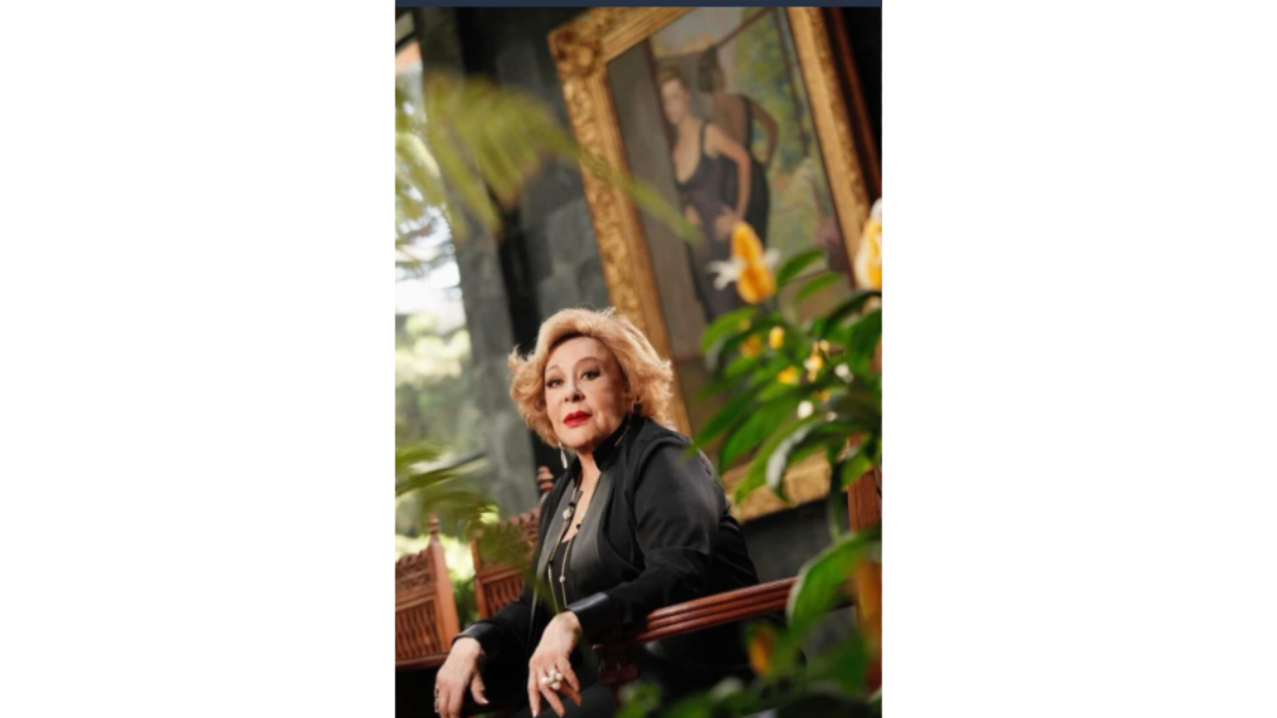 Silvia Pinal en su casa, frente al cuadro que pintó Diego Rivera de ella
