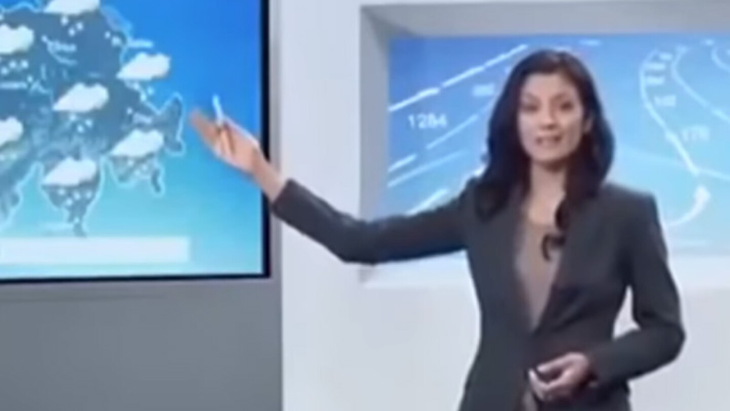 Chica del clima se resbala durante programa en vivo en Rusia