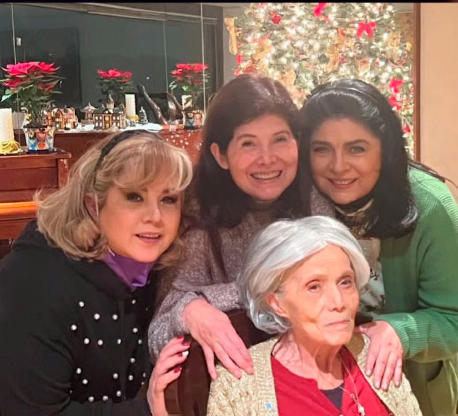 Victoria Ruffo y su familia despidieron a su señora madre, quien falleció este miércoles 8 de marzo