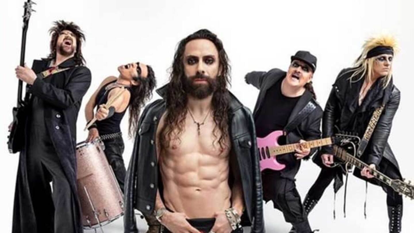 Jay de la Cueva usó un vetsido en un concierto