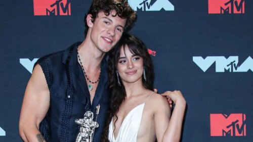 Shawn Mendes y Camila Cabello confirman su amor con apasionado beso de lengua