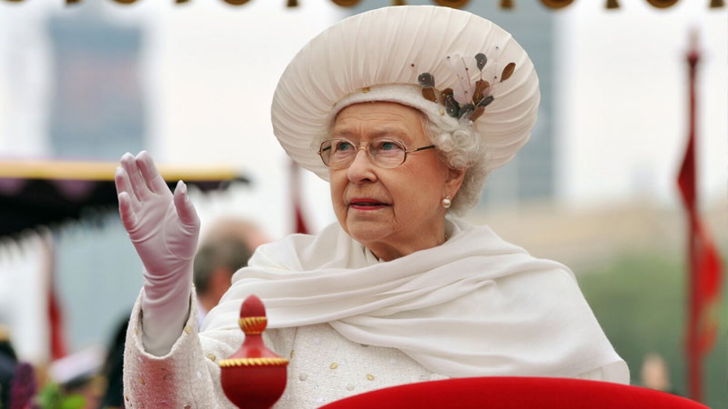 Reina Isabel II: Su última aparición en público con un moretón en la mano