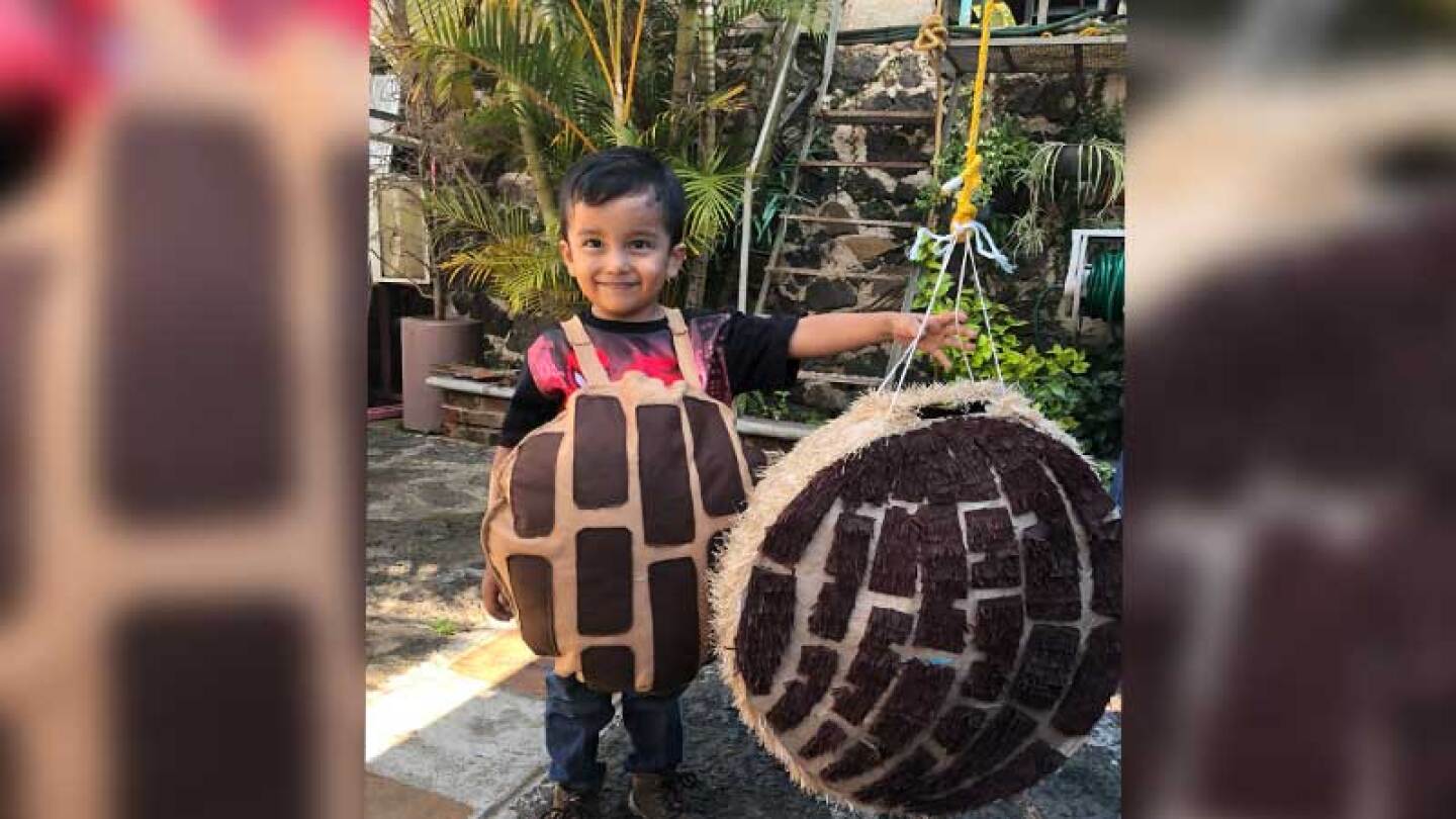 El pequeño se sintió feliz con su disfraz.