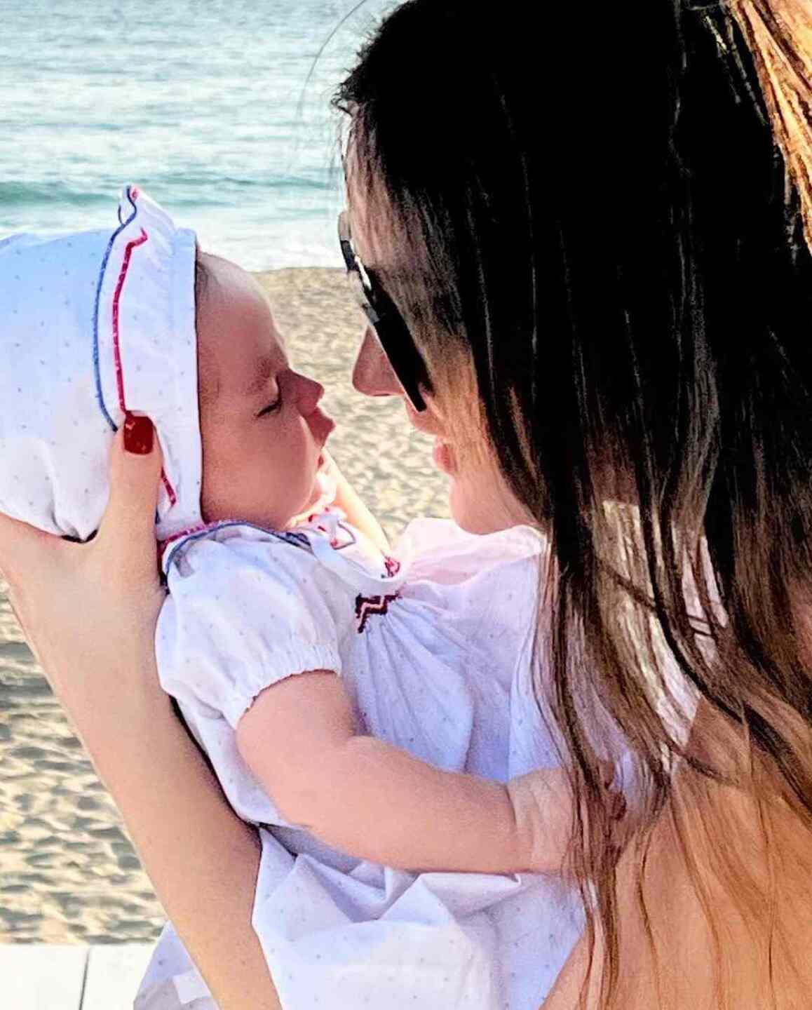 Así celebró Ximena Navarrete el primer mes de su bebé