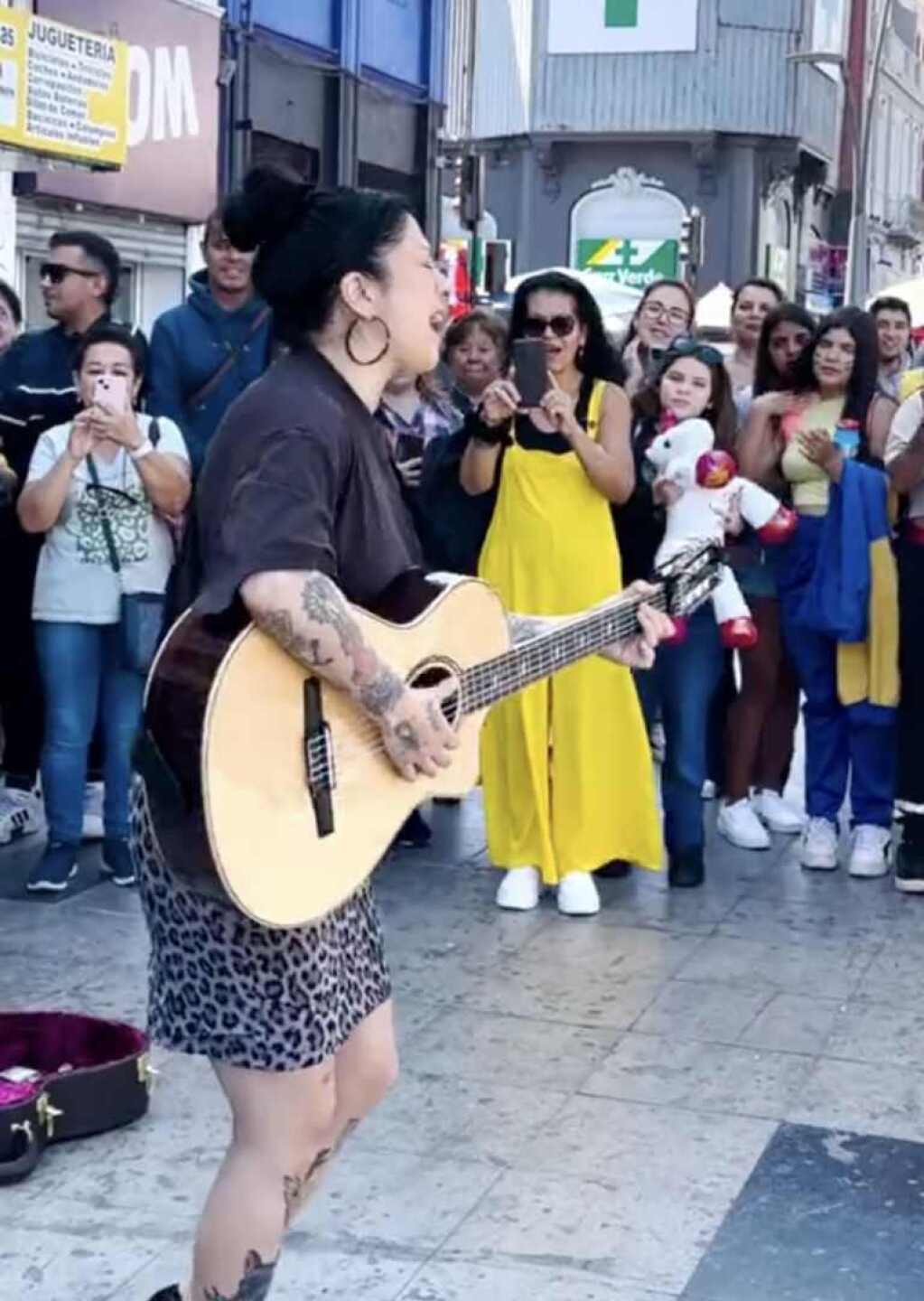 Mon Laferte sorprende a fans con show en plena calle y ¡nadie la reconoce!