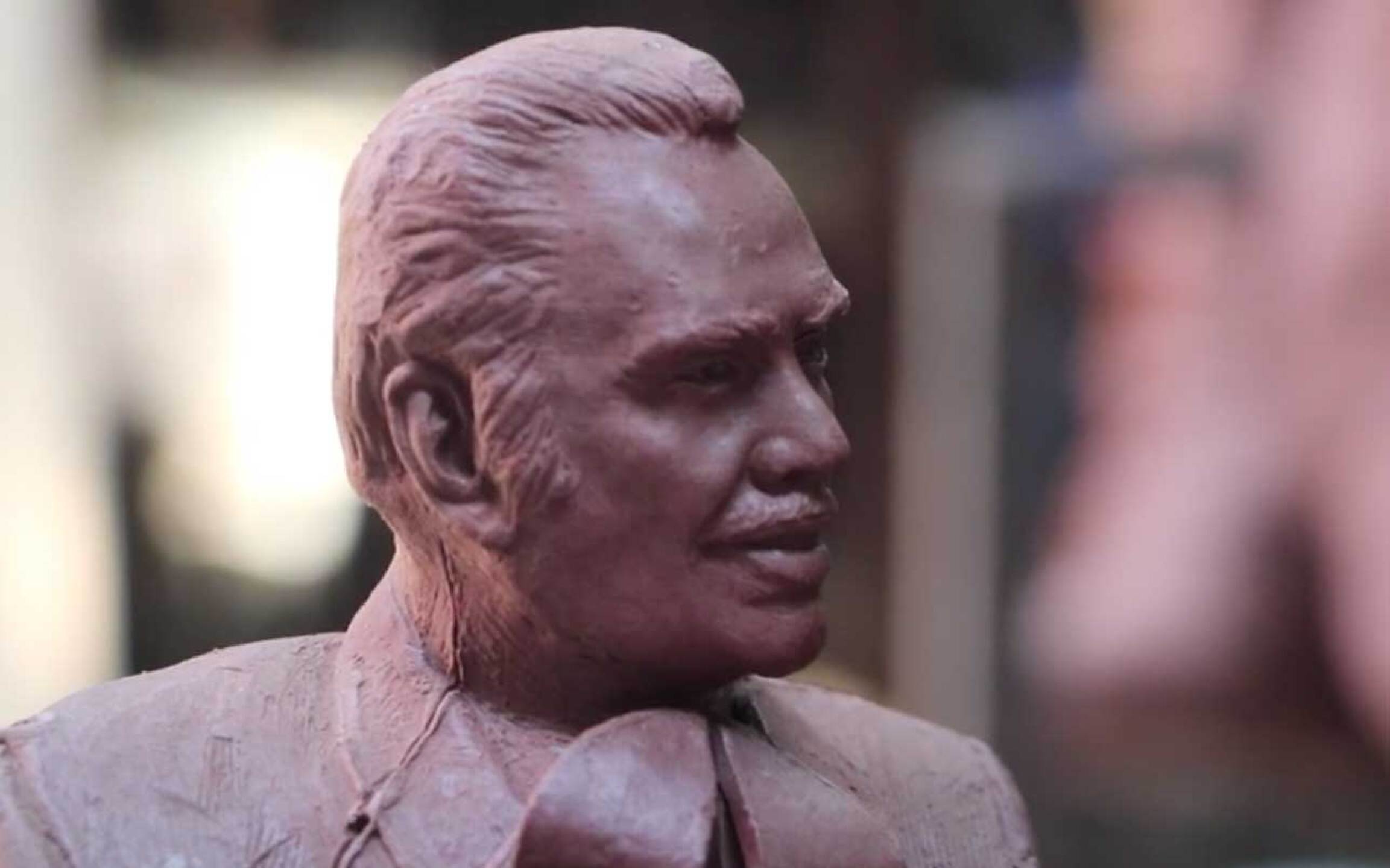 Vicente Fernández mandó a hacer una escultura de él en su rancho