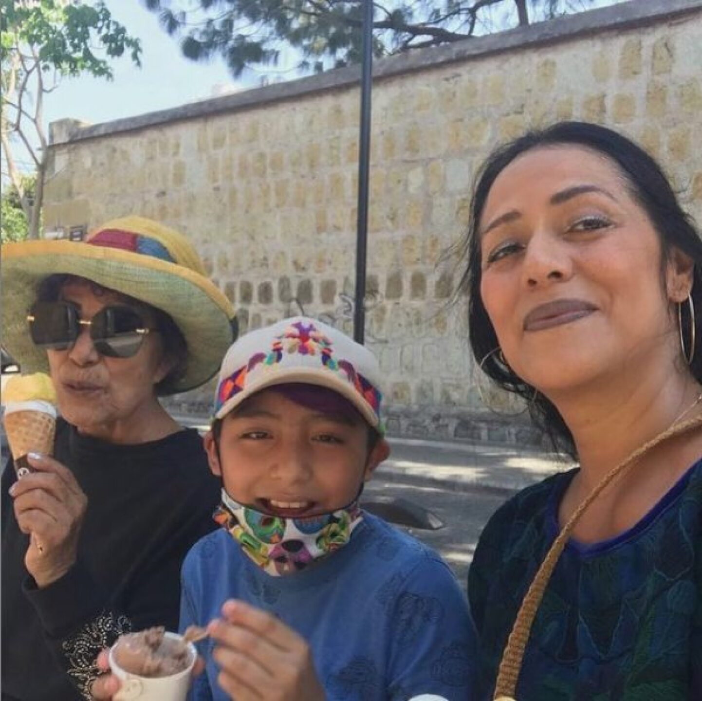 Lila y su hijo disfrutando de un rico helado