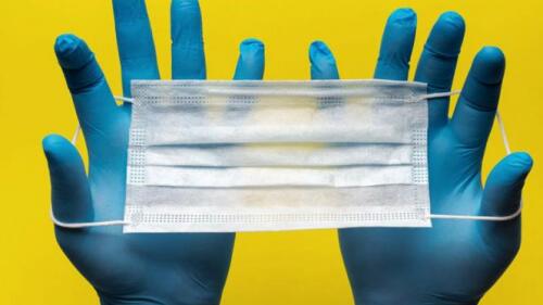 Venden cubrebocas usados, la gente los recoge y los lava