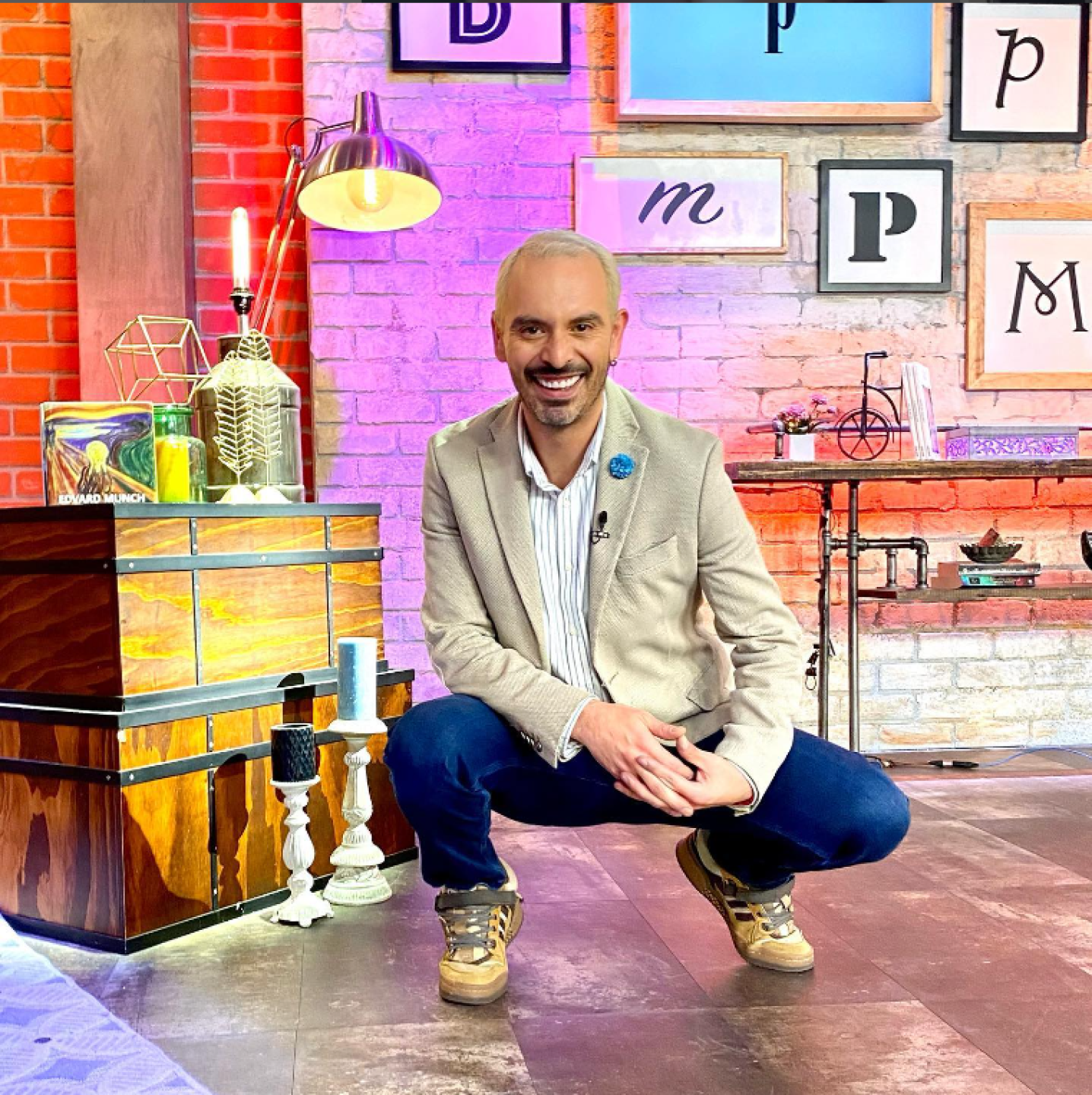 Lalo Carrillo posando en De Primera Mano