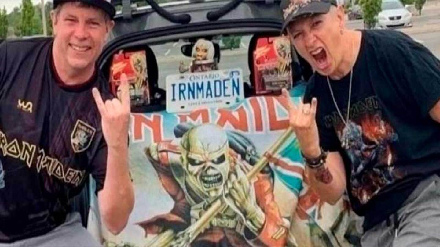 Buscan destituir a directora de colegio por ser fan de Iron Maiden