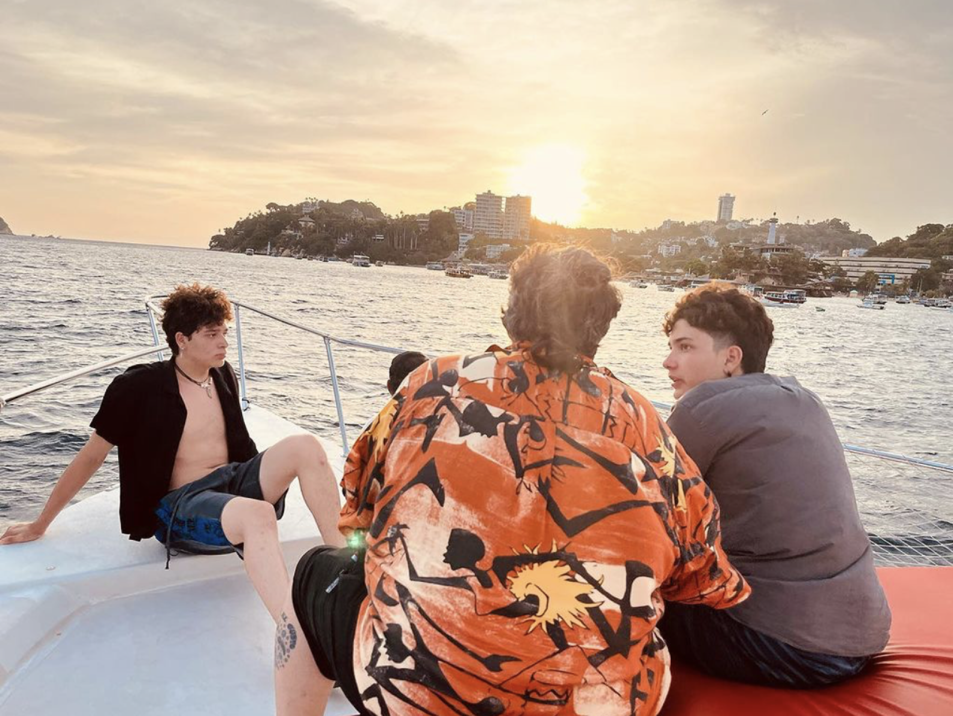 Pato Levy y sus hijos esparciendo las cenizas de Talina Fernández en el mar