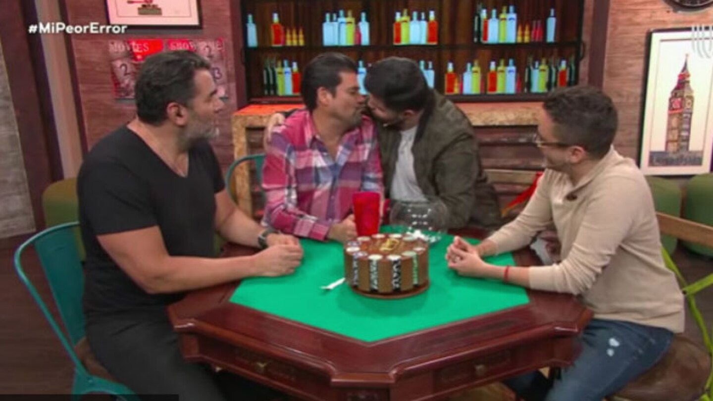 Paul Stanley se agarra a besos con “El Burro” Van Rankin en pleno programa