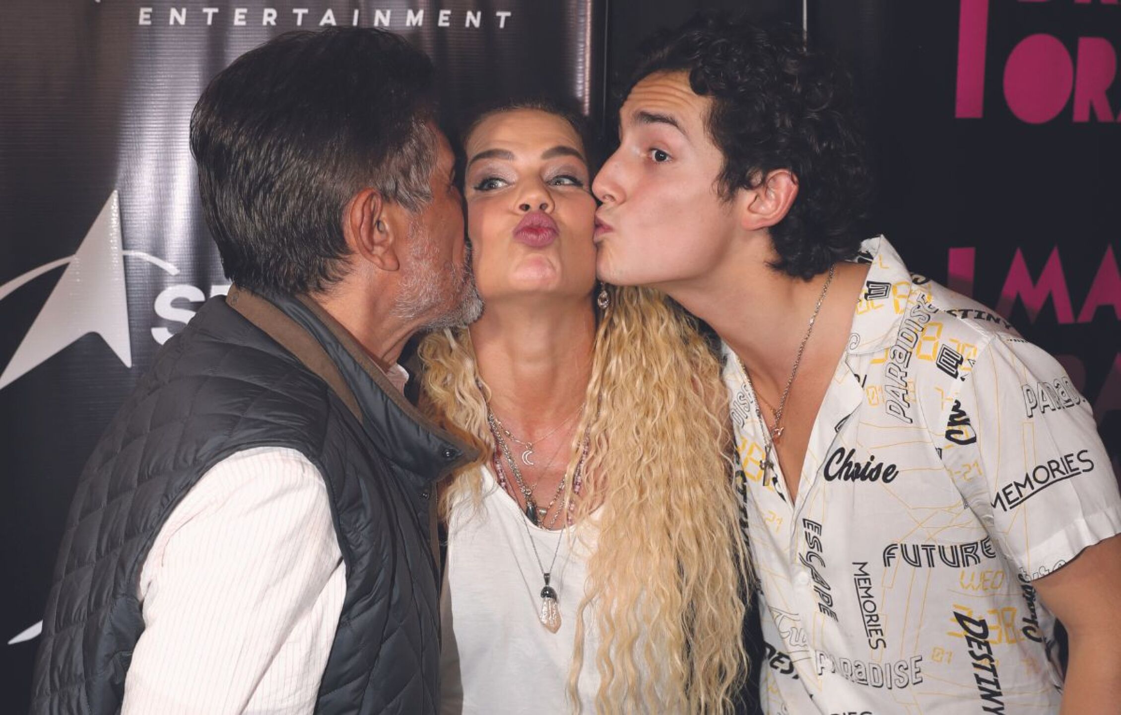 Emilio Osorio, Niurka Marcos y Juan Osorio posando felices