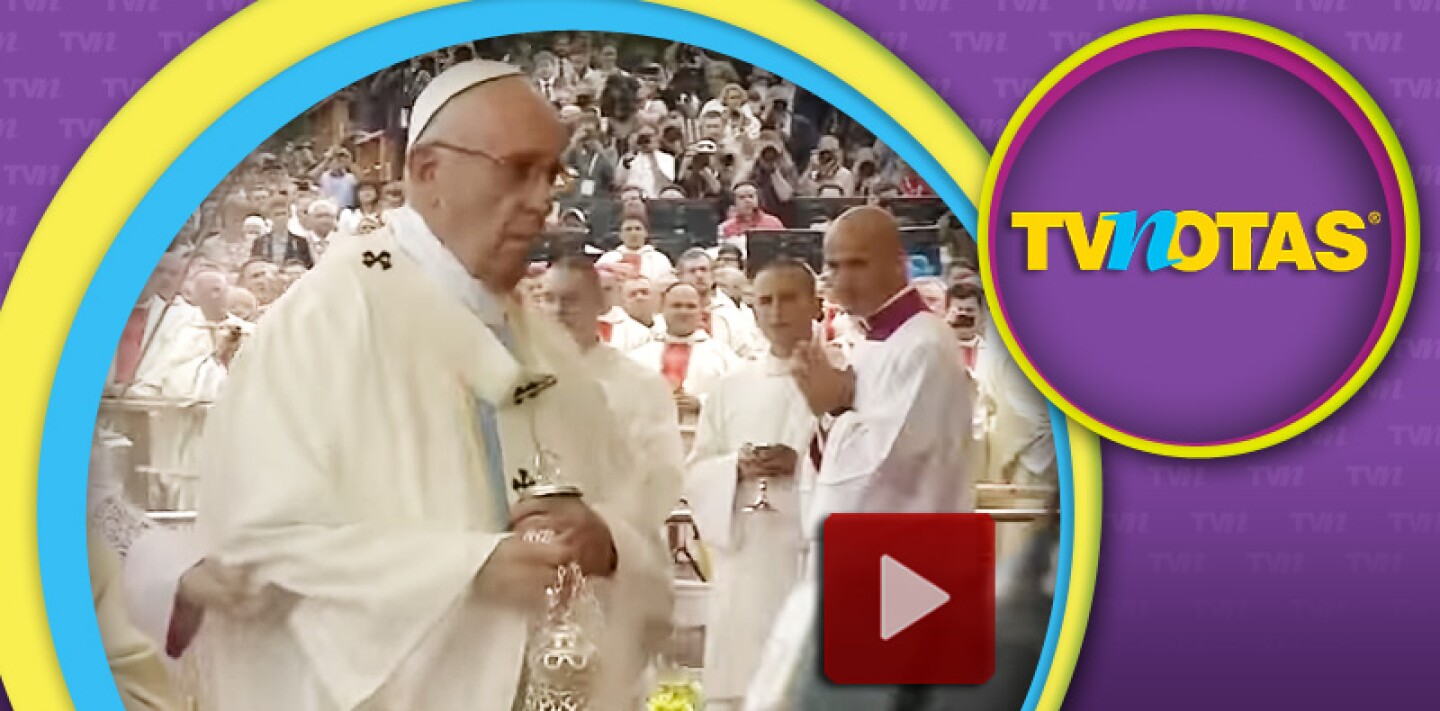 Papa Francisco tropieza y sufre caída en plena misa en Polonia.