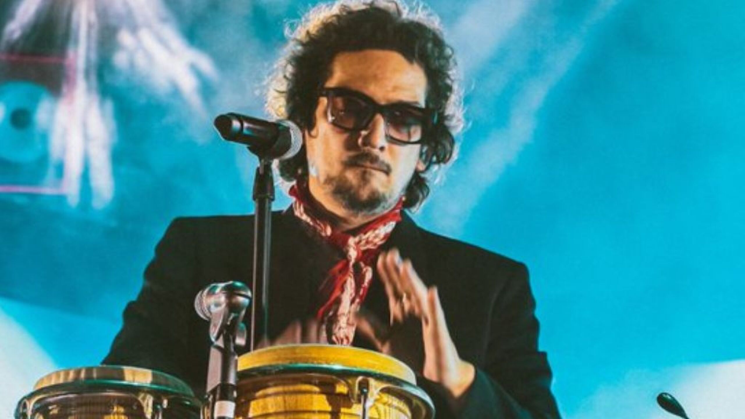 León Larregui hace playback en su concierto