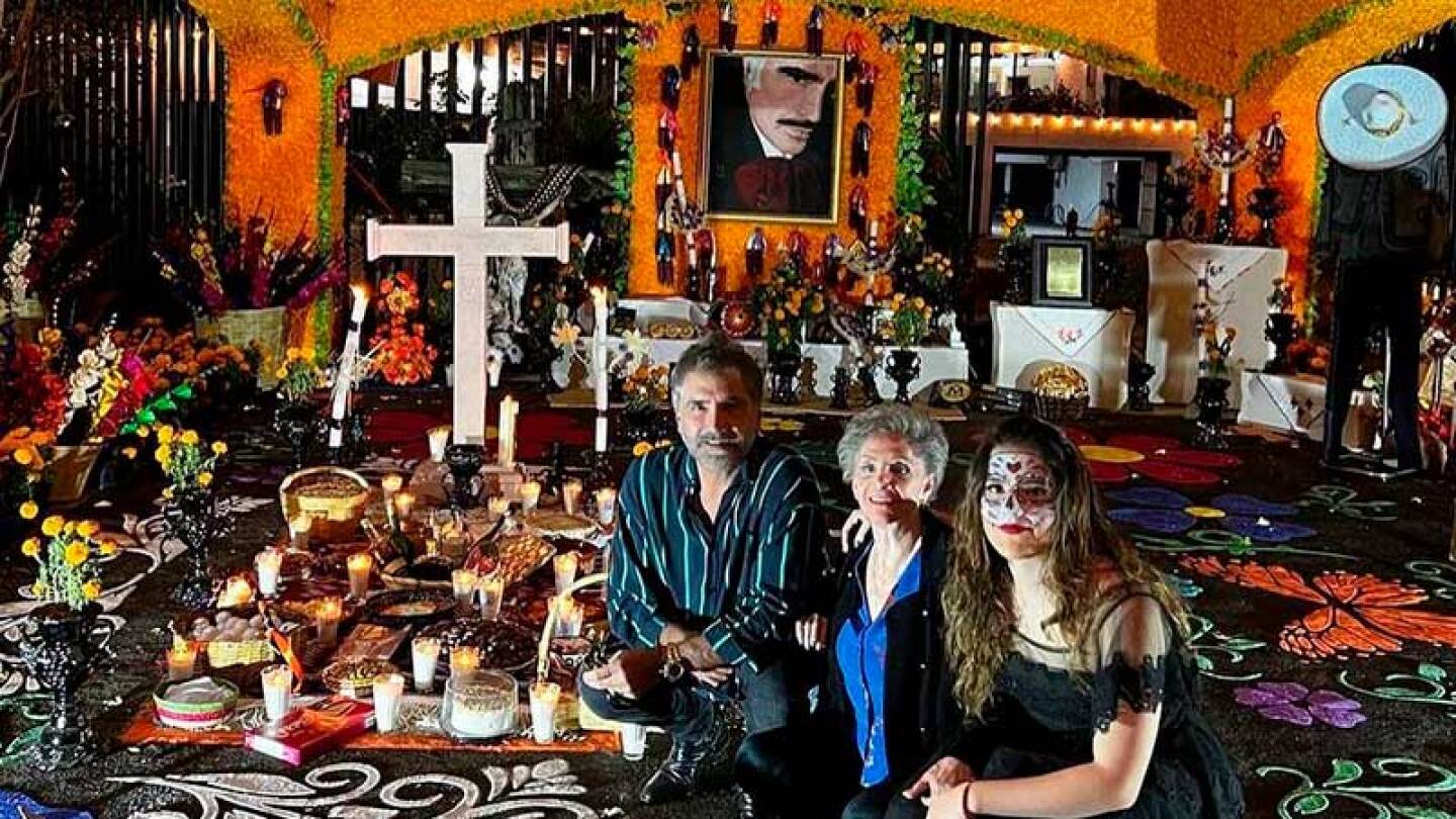 Así fue el emotivo reencuentro entre los Fernández frente al altar en honor a Chente