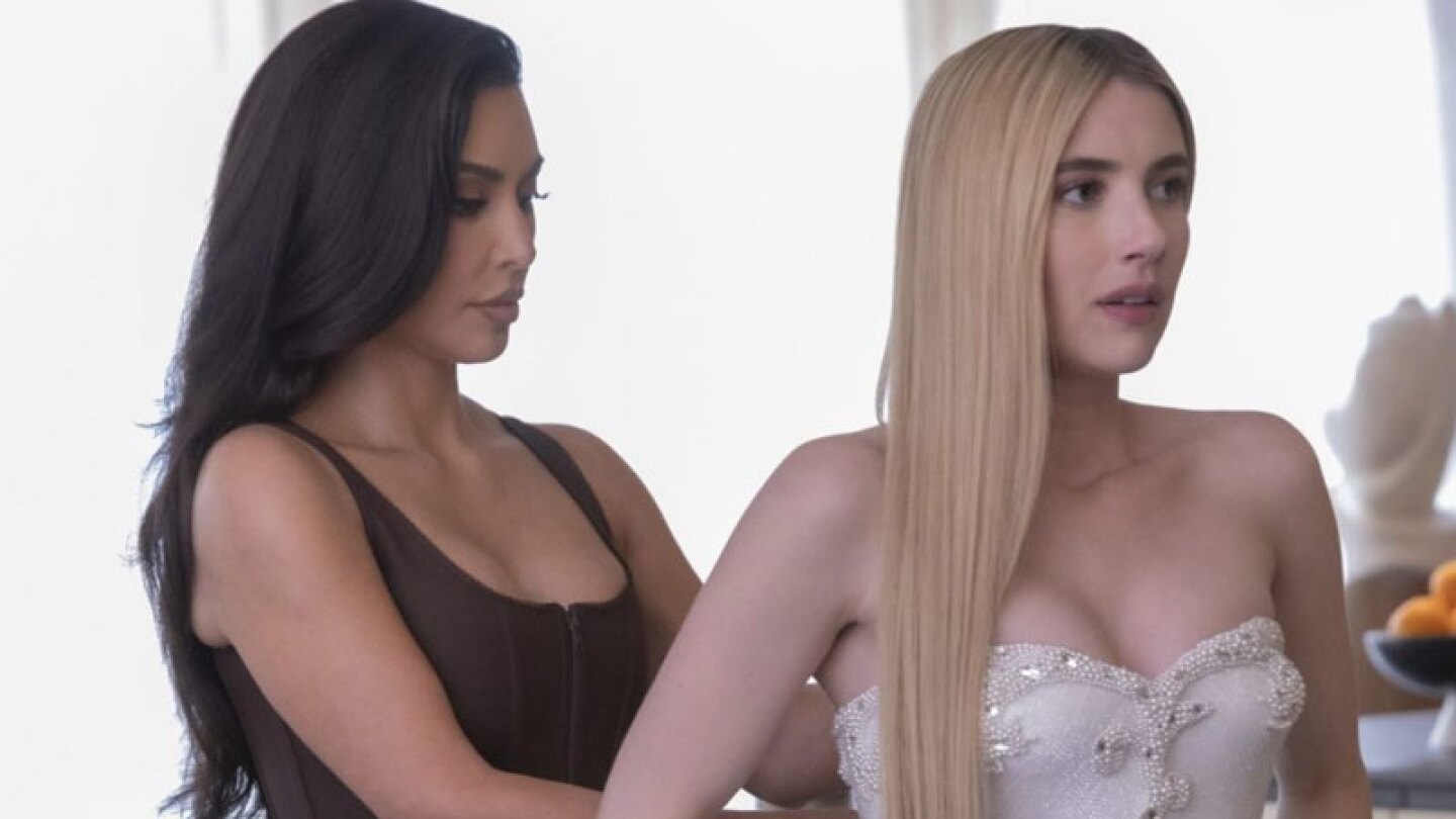 Kim Kardashian y Emma Roberts en American horror story