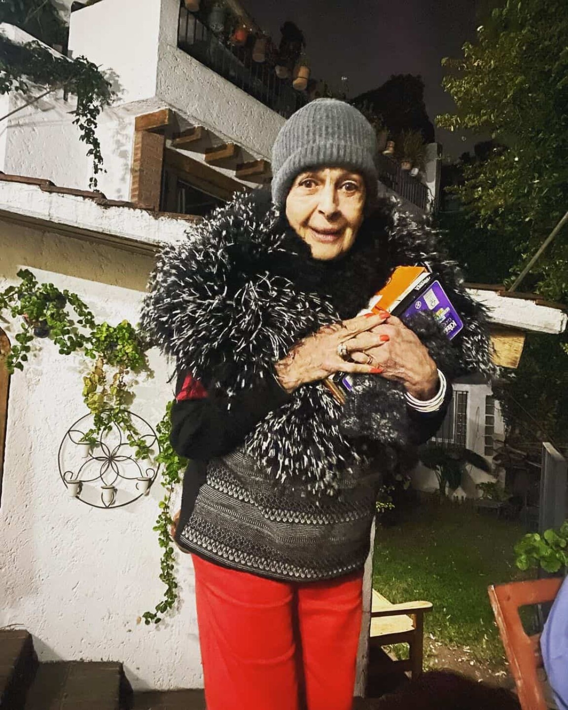 Talina Fernández posando para redes sociales en la terraza de su casa