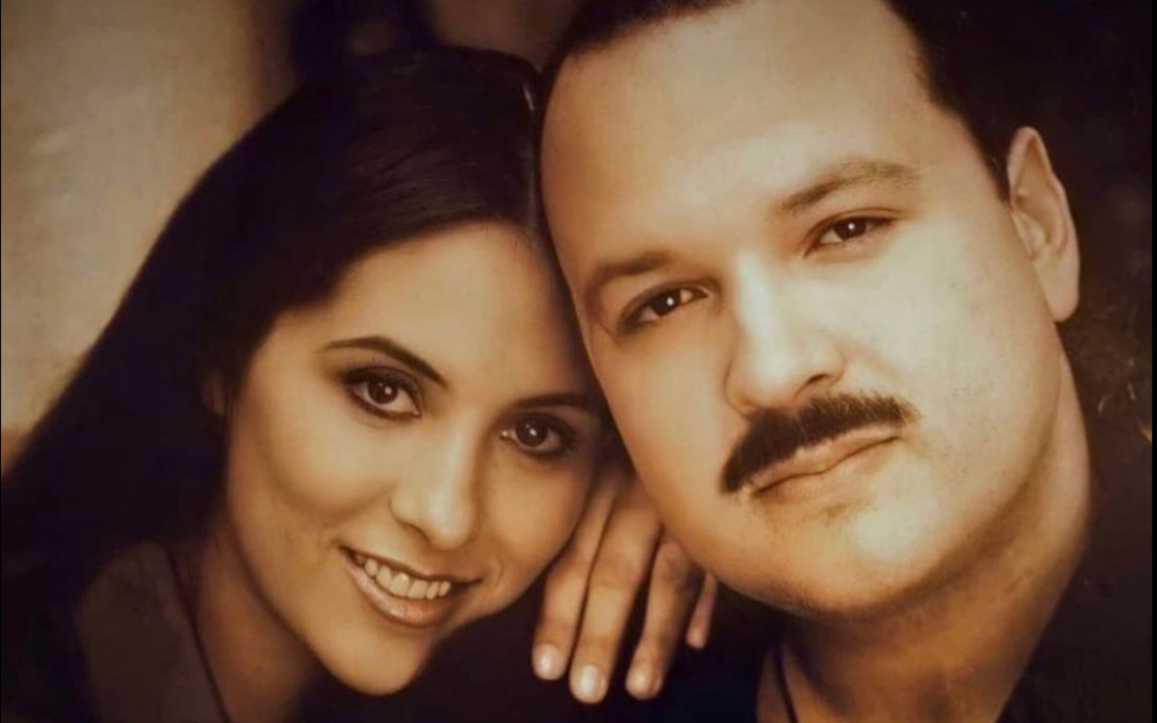 Pepe Aguilar y su esposa