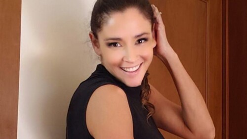 Dorismar se mete al jacuzzi y posa de espaldas sin ropa