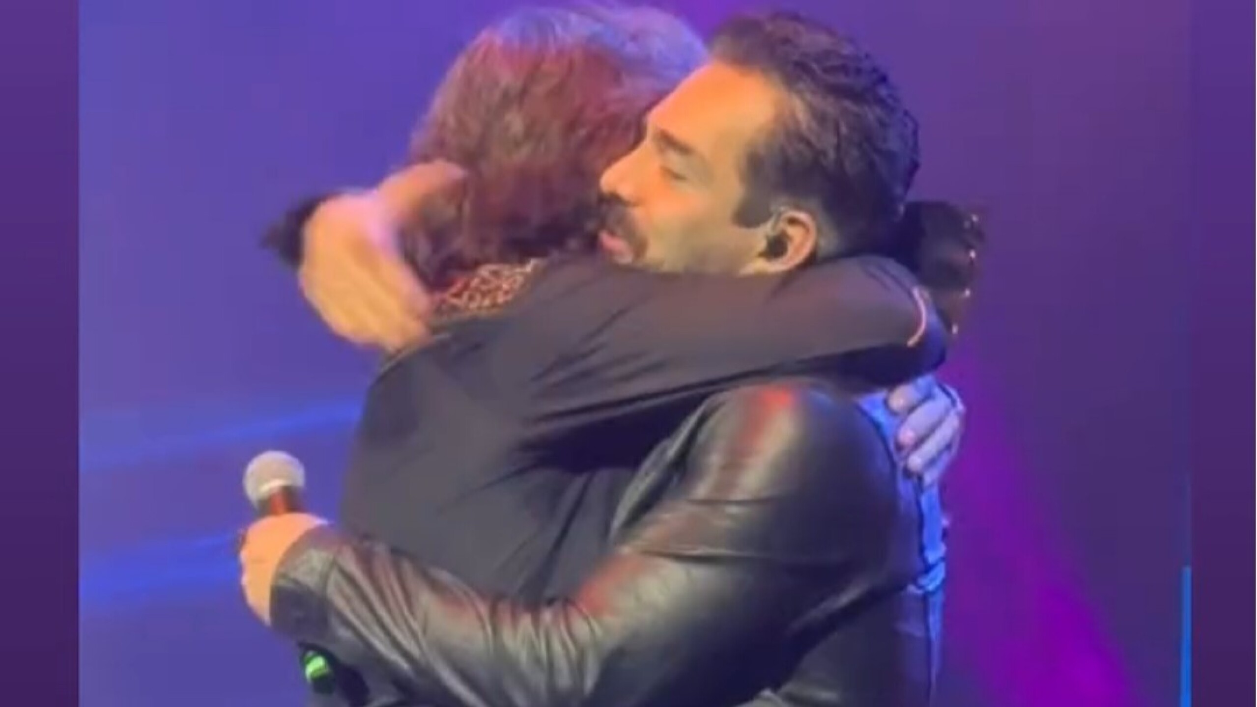 Diego Torres y Omar Chaparro se abrazan en concierto del argentino