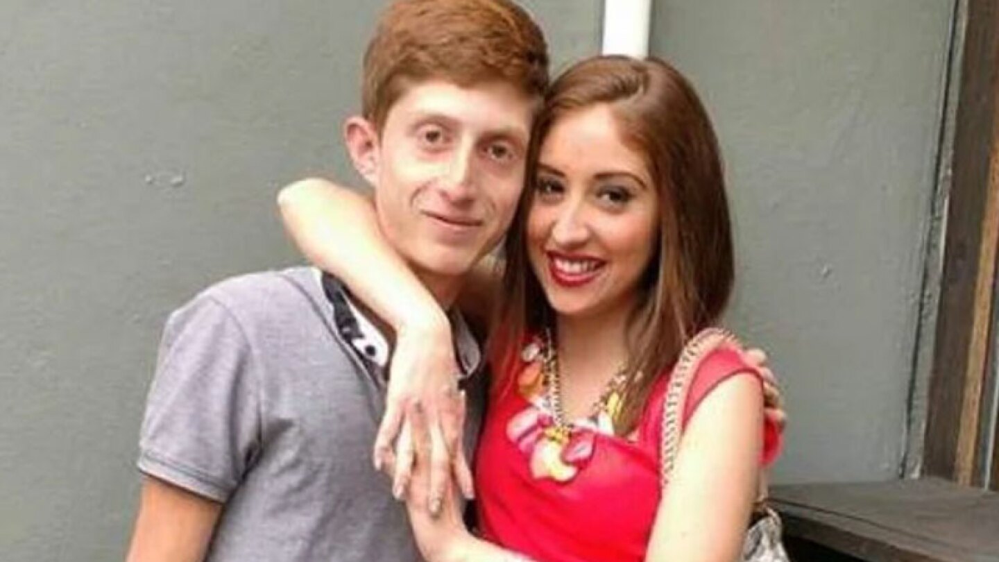 Bertha Ocaña y Octavio Ocaña abrazados sonriendo a la cámara