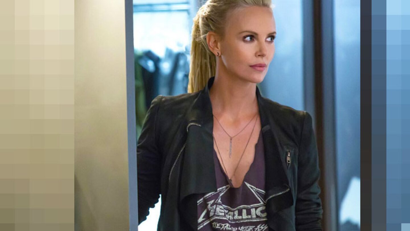 Charlize Theron busca el amor en tinder