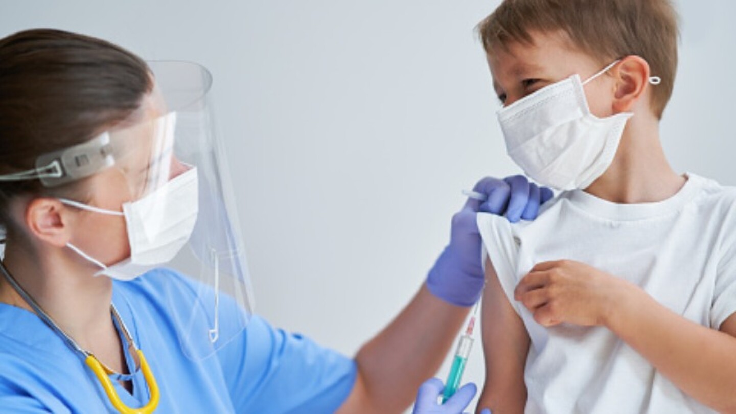 Pfizer alista vacuna niños bebés