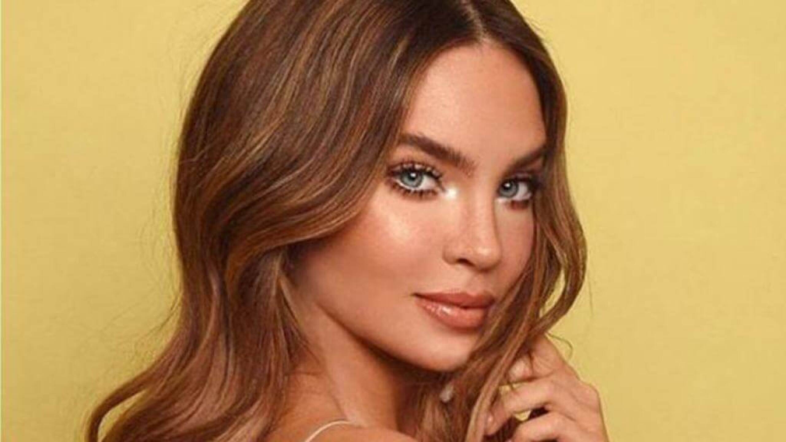 Belinda presume marcado abdomen