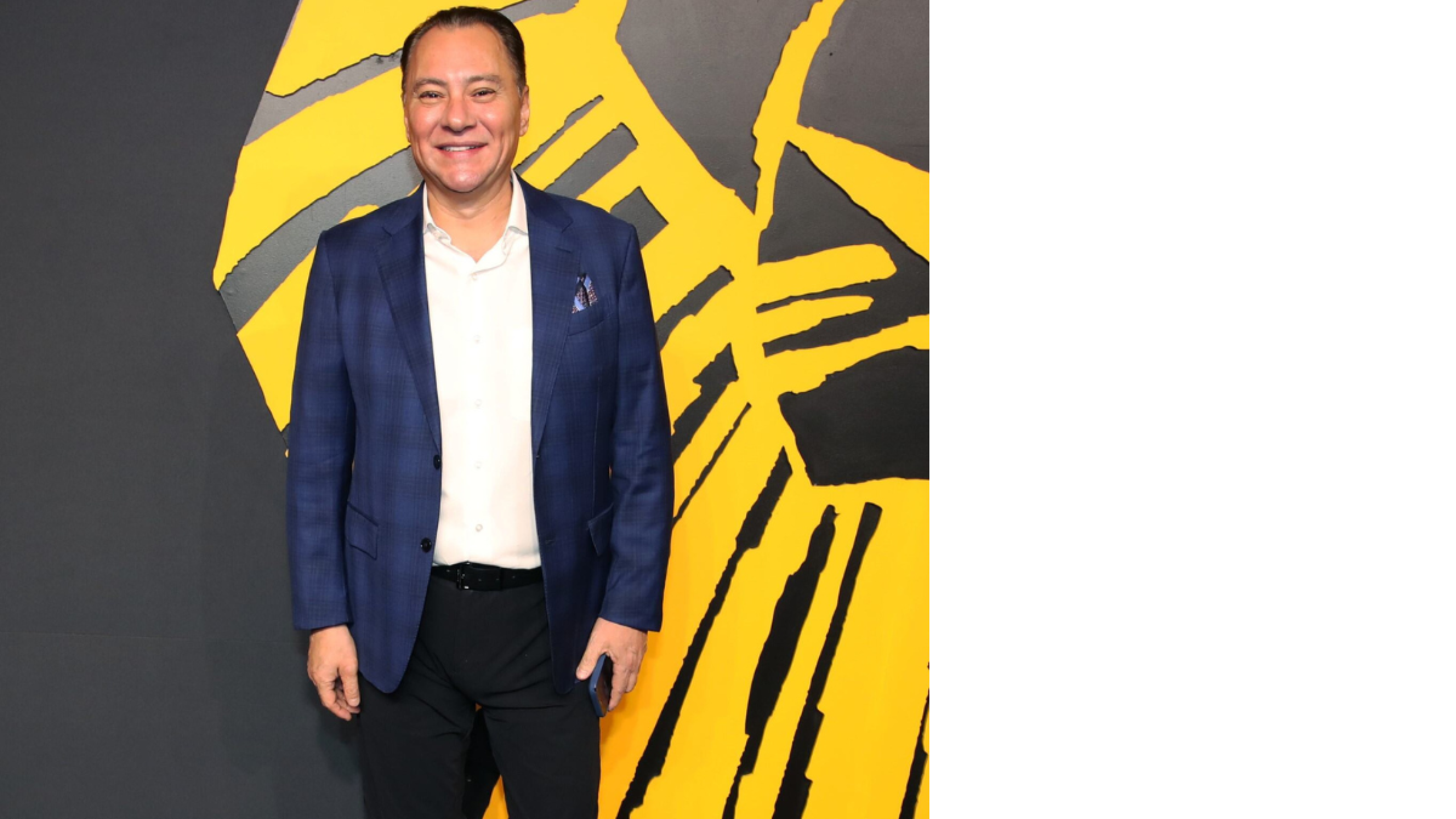 Mariano Osorio en la alfombra dorada del estreno de "El rey león" 2025 en el teatro