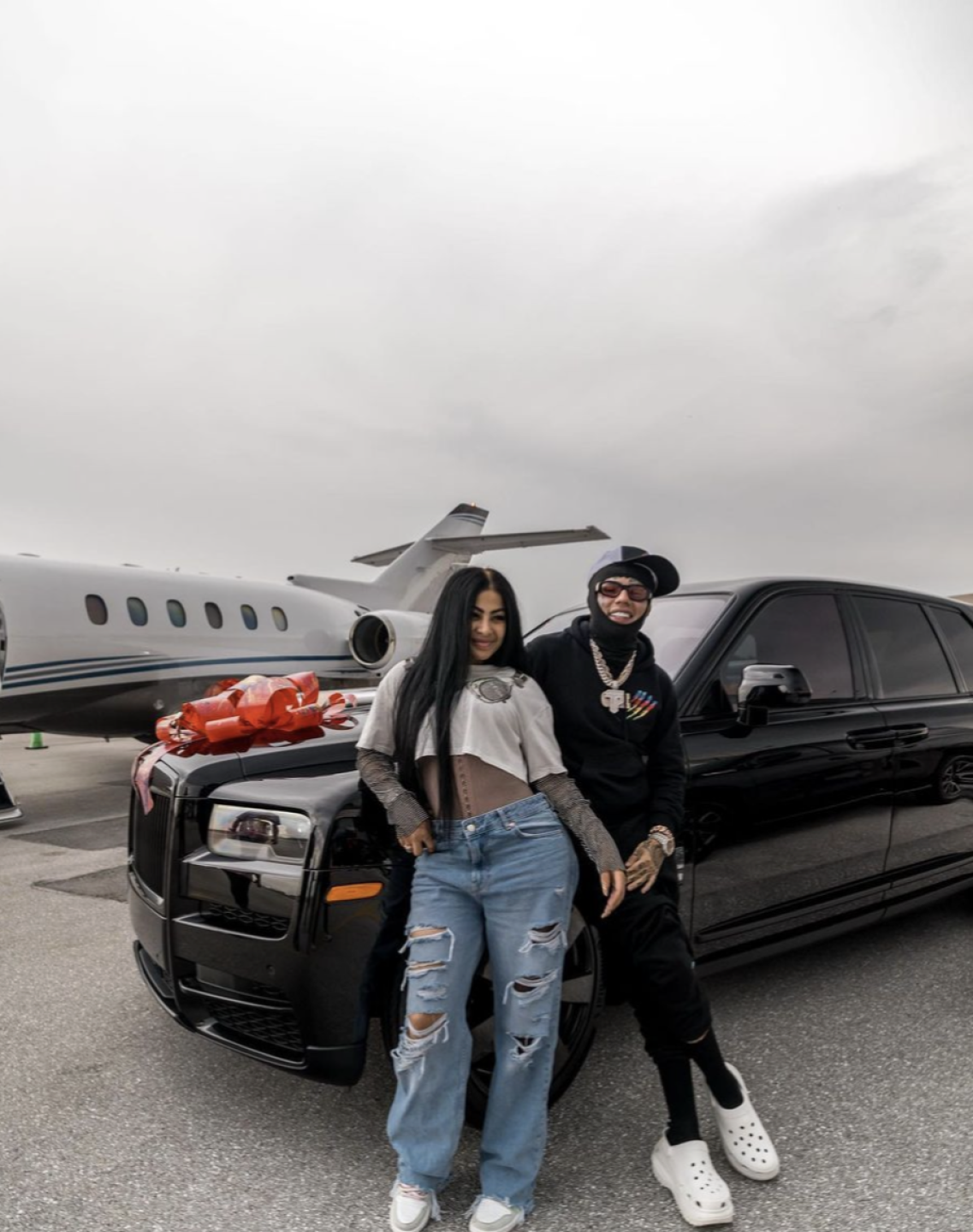 Tekashi y Yailin juntos con camioneta nueva de regalo