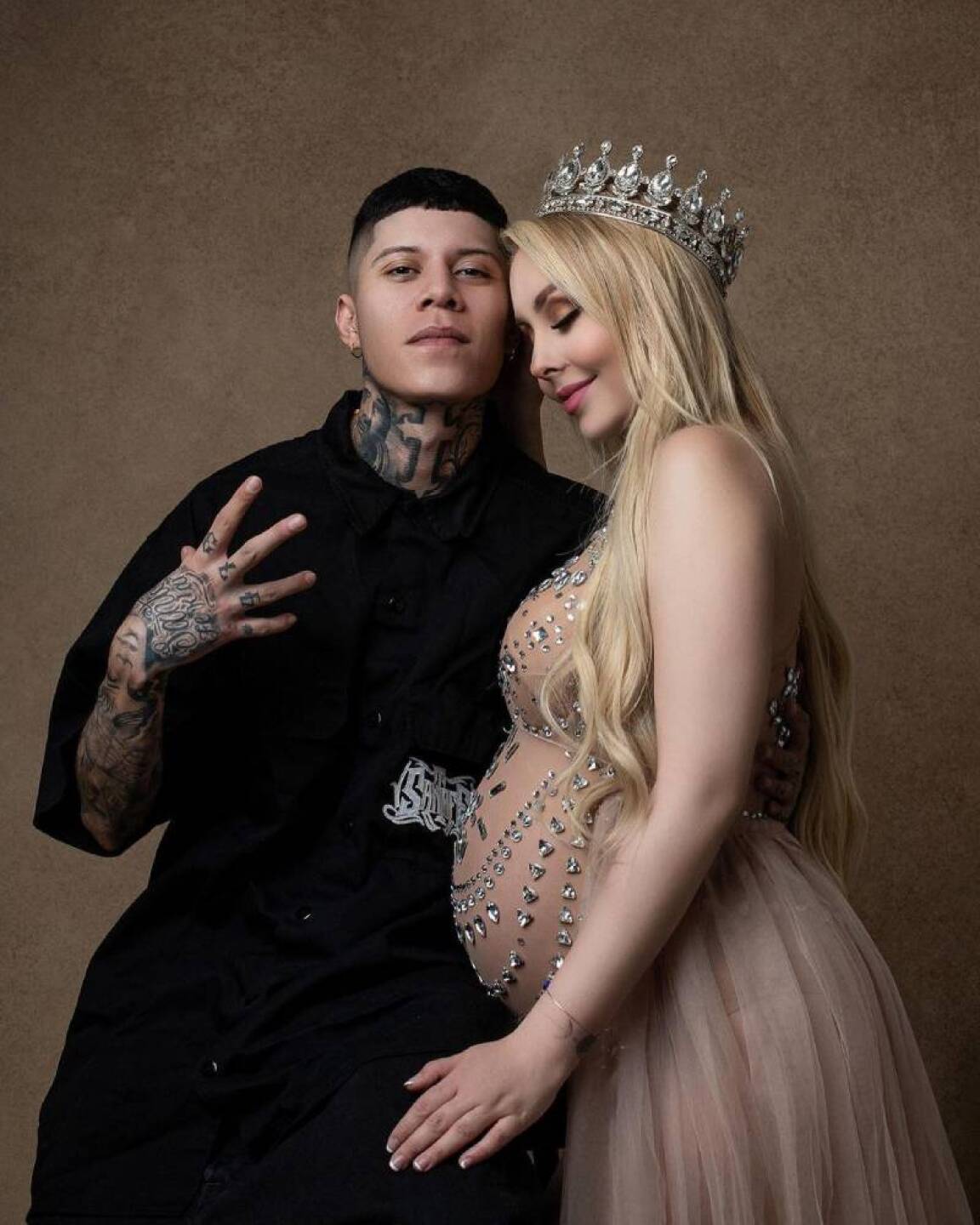 Santa Fe Klan y Maya Nazor en sesión de fotos con motivo del embarazo de la famosa