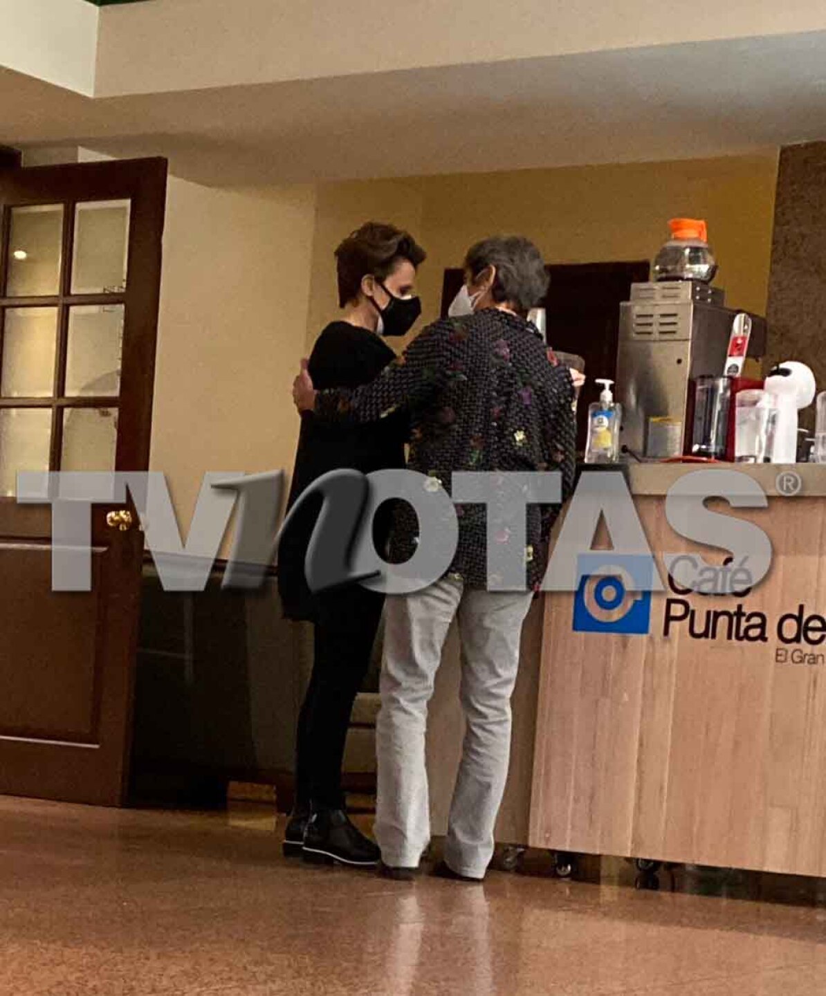 No la dejaron sola.