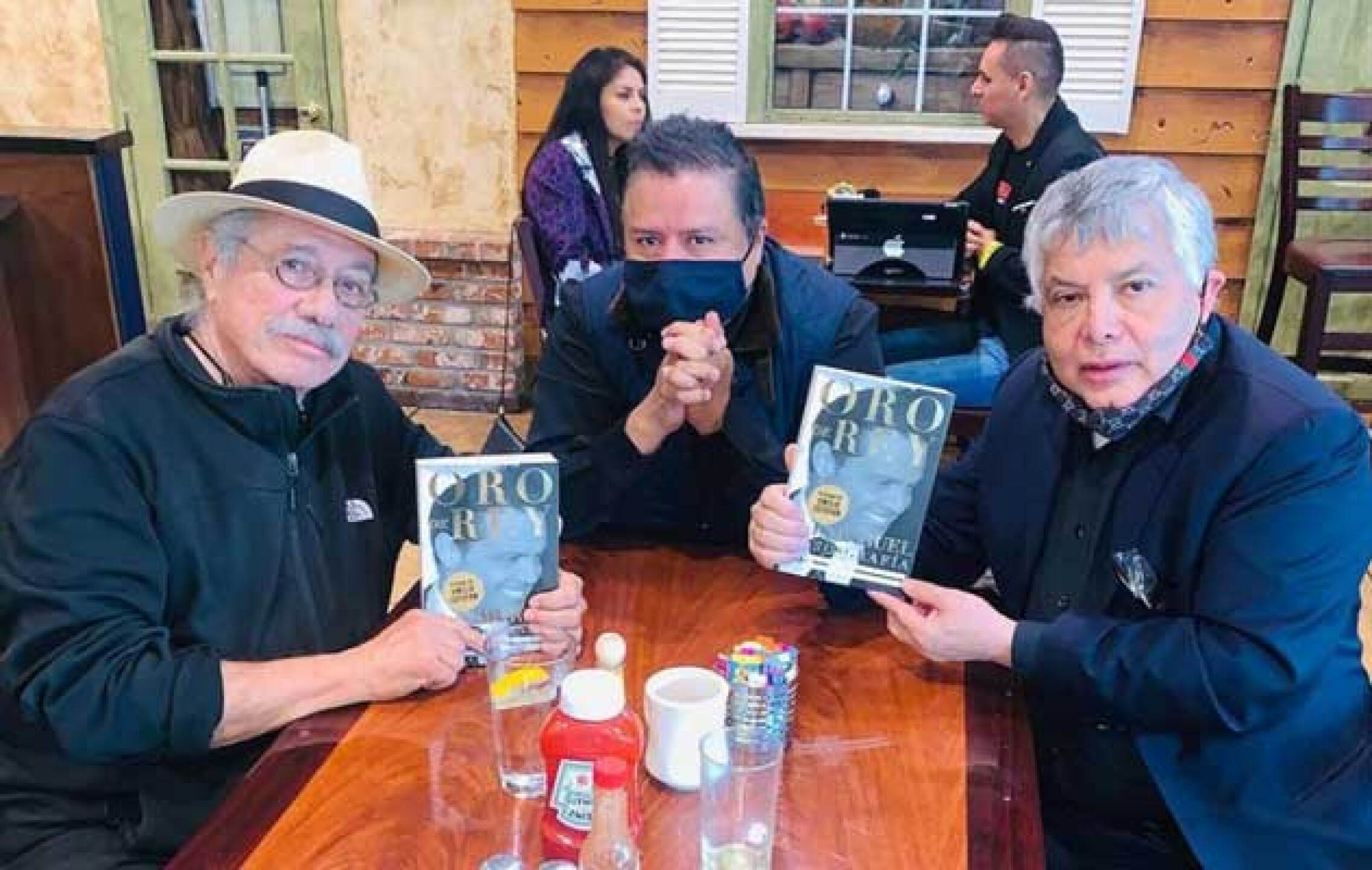 Sus autores celebran con 'Oro de Rey' las 'bodas de oro' de Luis Miguel