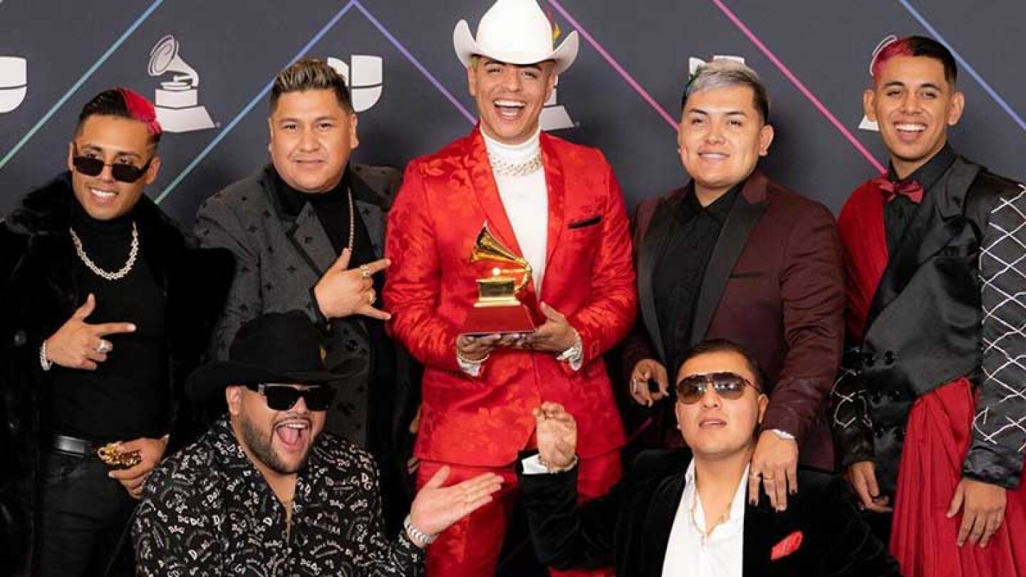 Grupo Firme comio y cantó en una taquería