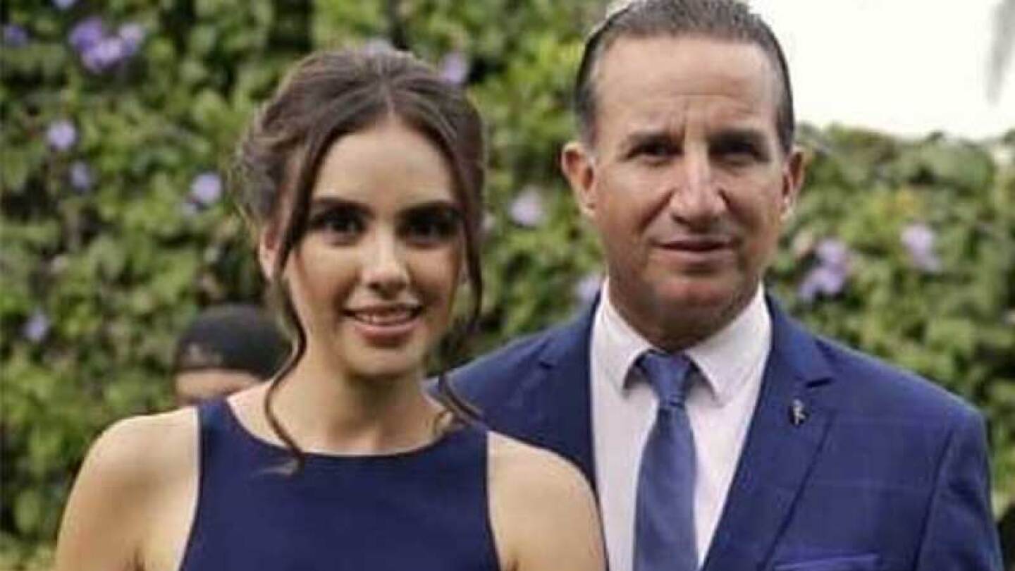 Están felices por el bautizo de su bebé.