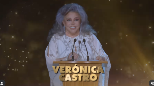 Verónica Castro regresa a la conducción y Coque Muñiz le agradece con placa   en el Auditorio Nacional