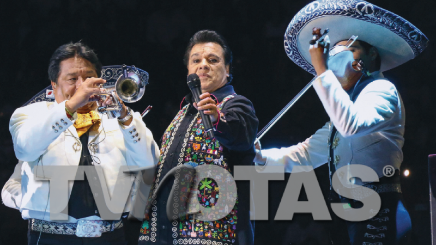 Juan Gabriel cantando