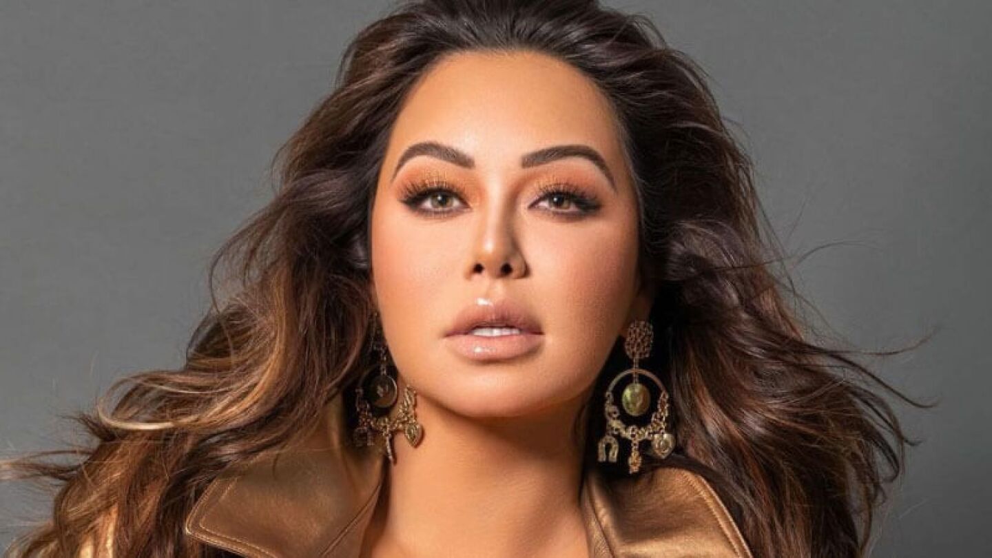 Chiquis Rivera aborda avión con falla mecánica
