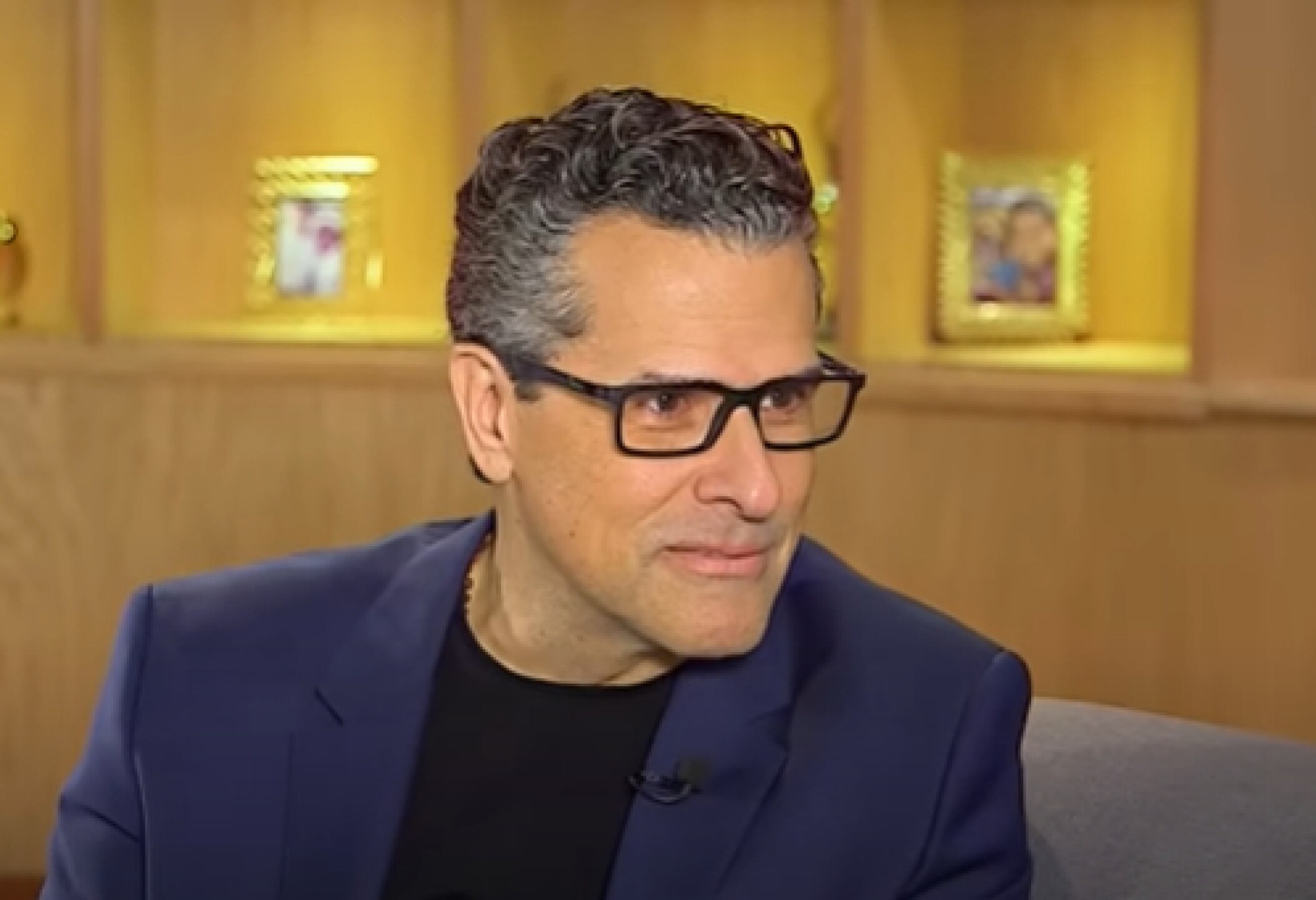 Marco Antonio Regil rompe en llanto recuerdo a madre