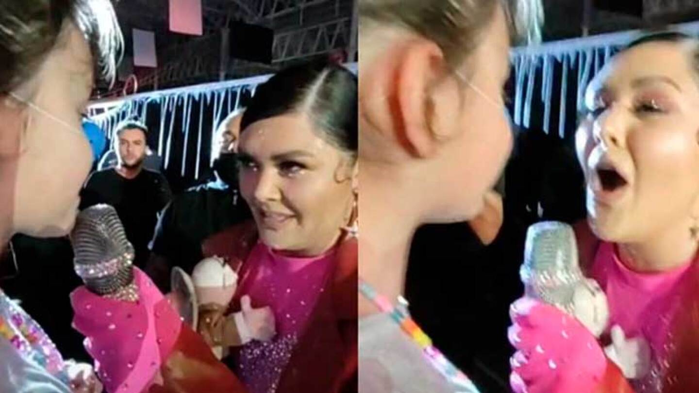 Yuridia cumple el sueño de una niña y cantan juntas en concierto