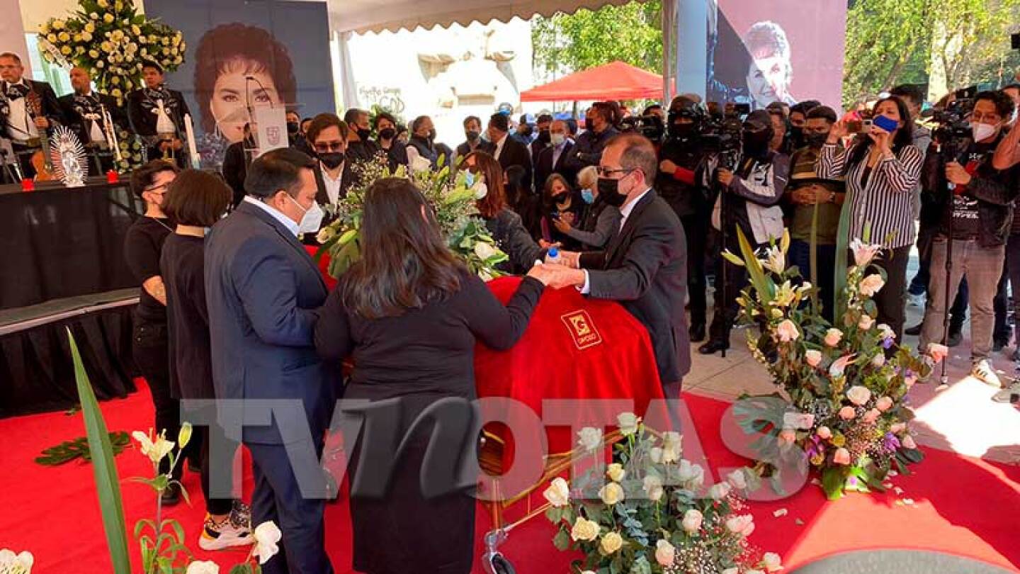 Rinden homenaje de cuerpo presente a Carmen Salinas en Monumento a la Madre