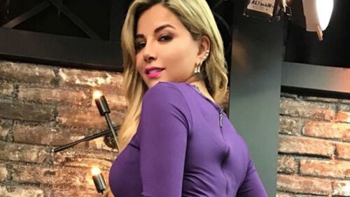 La guapa actriz además compartió una foto en traje de baño para demostrar que, al igual que la 'Diva del Bronx', también tiene lo suyo.