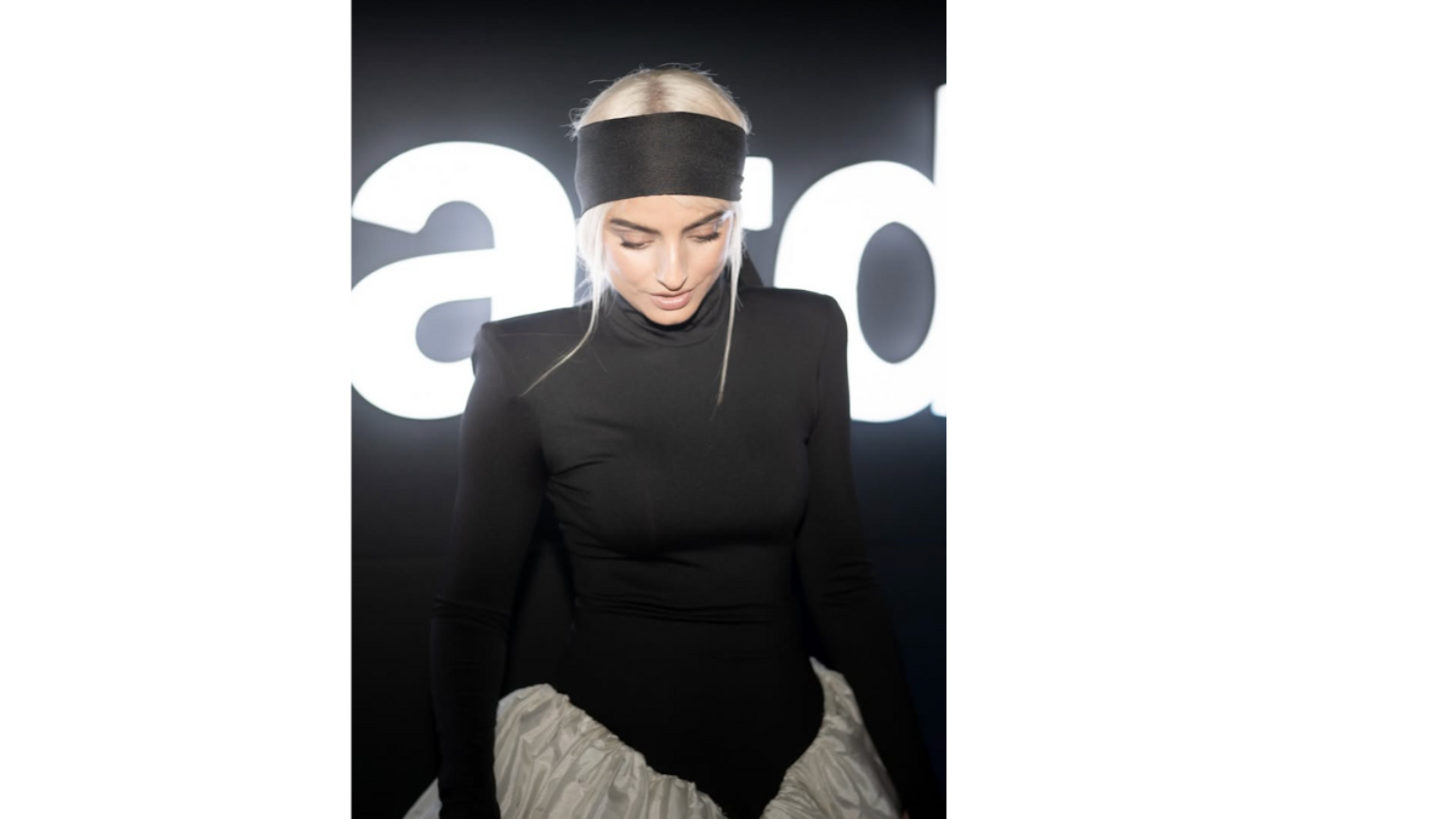 Comparan a Aislinn Derbez con Brad Pittin por nuevo look