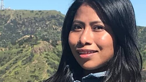 Yalitza Aparicio de espaldas muestra su figura en bikini