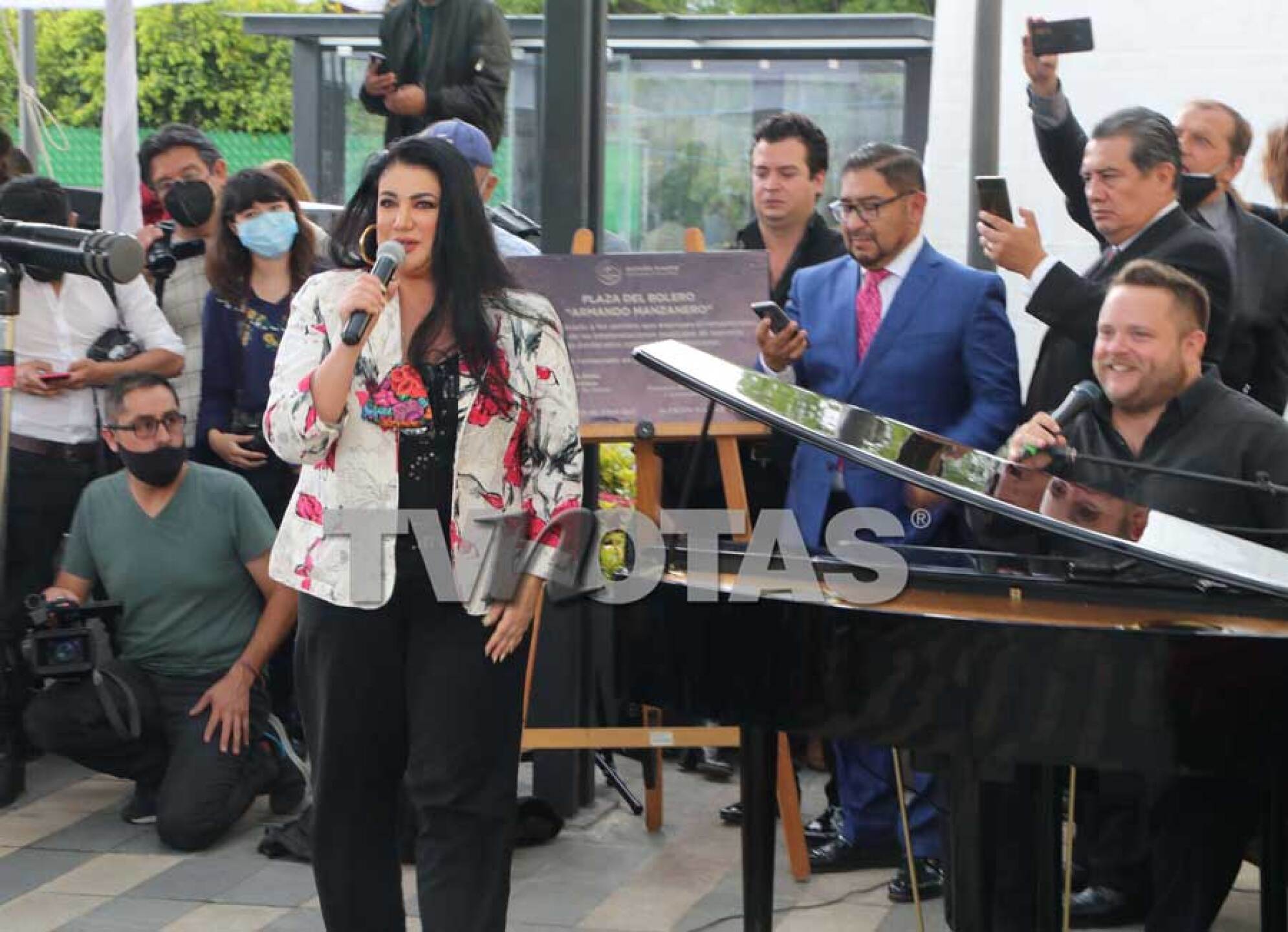 Ante su viuda, inauguran la Plaza del Bolero Armando Manzanero