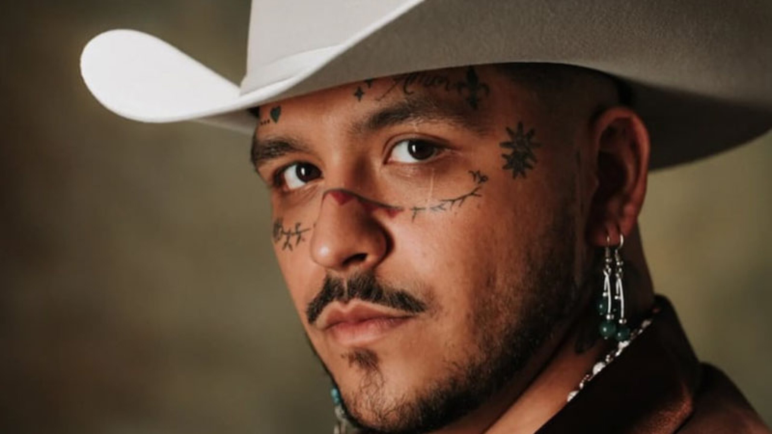 Nodal close up con sombrero y tatuajes