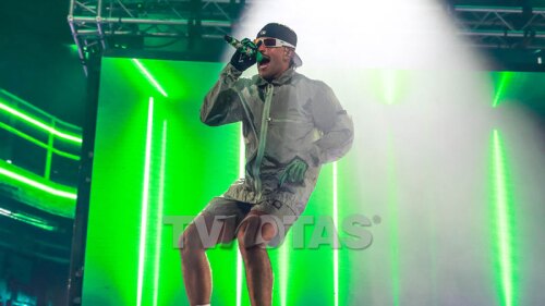 Feid cantando en El Palacio de los Deportes